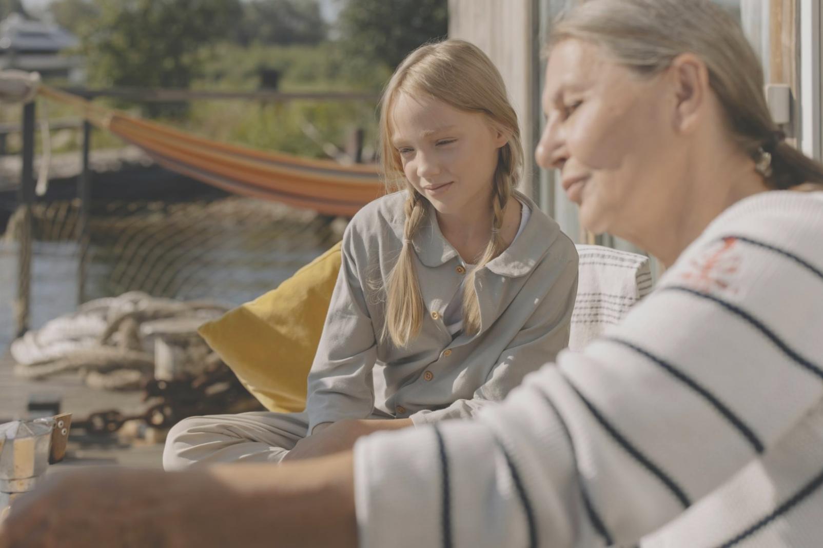 Glückliche Familie zeigt Erfolg durch Familienpsychologie-Programm